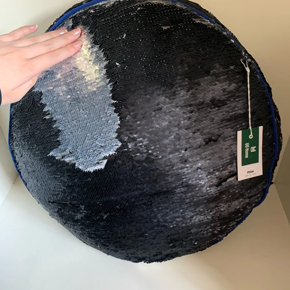 Sequin round cushion